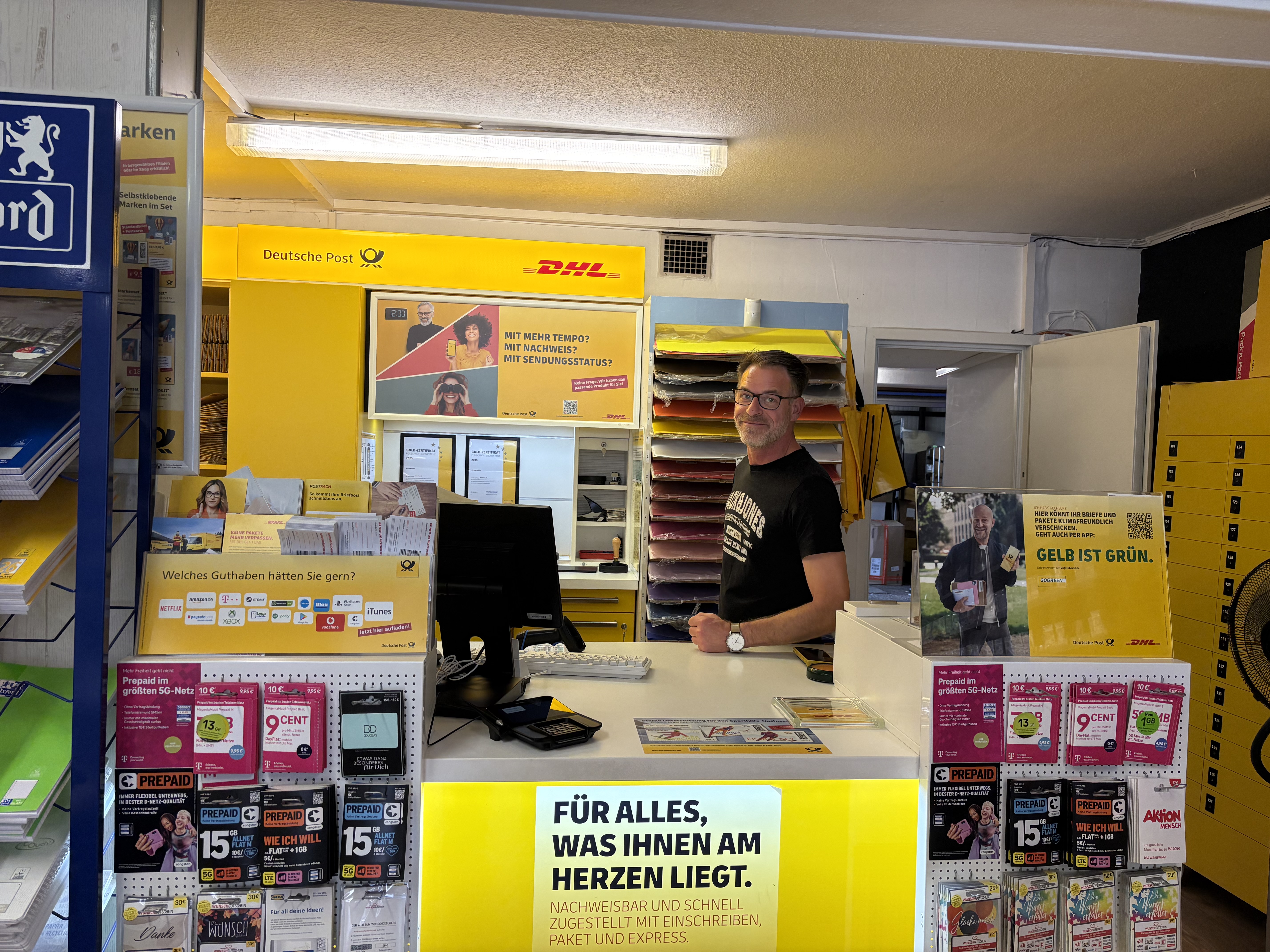 Am DHL-Schalter